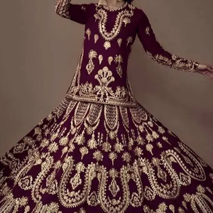 Superbe broderie sur robe de mariée kurta & lehenga violet foncé avec perles de verre en cristal embellies, travail dabka pour mariage @ 2024 - Product Image 1