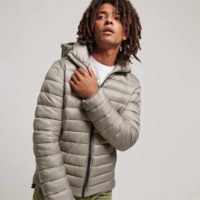 Chaqueta de Invierno 2026, Nueva Moda para Hombre, Estilo Camuflaje con Parches, Chaqueta Acolchada, MOQ Bajo, Venta al por Mayor, Mangas Completas, Capucha, Impermeable