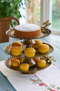 Ensemble de 3 supports à gâteau flottants vintage martelés pour la fête d'anniversaire, la réception de mariage et l'affichage de table en provenance d'Inde - Product Image 3