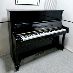 Piano Vertical de Segunda Mano Yamaha U1M Japonés en Venta, Instrumento de Teclado con Martillos Beffa, Mecanismo Duradero, 88 Teclas de Tamaño Completo - Product Image 1
