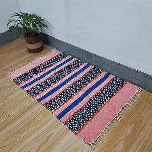Tapis en jute traditionnel rayé coloré, écologique, fait à la main pour les maisons modernes, les entrées et l'usage quotidien décontracté au sol - Product Image 3