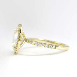 Anillo de Compromiso y Matrimonio para Mujer con Halo de Corte Brillante Redondo en Plata de Ley 925 con Baño de Oro - Product Image 4