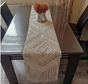 Long coureur en macramé avec des nœuds vintage pour la décoration de table dans des maisons de campagne ou des fermes confortables - Product Image 3