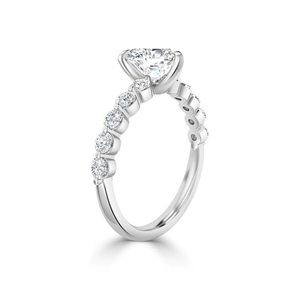 Anillo de Compromiso de Lujo con Moissanita de Corte Corazón de 2.50 Quilates en Oro Rosa con Engaste de Garras para Mujer - Product Image 4