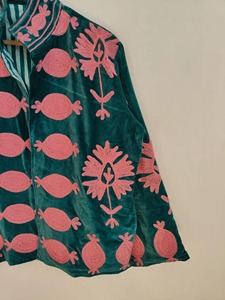 เสื้อคาร์ดิแกนกำมะหยี่สีมรกตปักลายดอกไม้แขนยาวคอจีนขนาดพลัสไซส์เสื้อแจ๊กเก็ตลำลองสำหรับผู้หญิงสวมใส่ในฤดูใบไม้ร่วง - Product Image 3