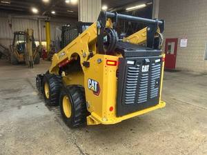 Chargeuse compacte sur pneus d'occasion Cat 242D3, modèle Radial-Lift Beast, avec hydraulique à haut débit, boîte de vitesses et roulement, 2 150 lb ROC, puissance compacte pour les tâches difficiles - Product Image 3