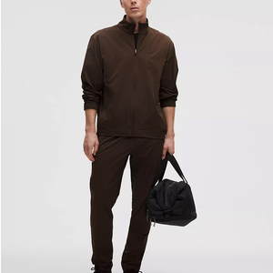Conjunto Deportivo para Hombre, Ropa Deportiva que Combina una Chaqueta con Capucha Gris Transpirable con Pantalones Estilo Jogger a Juego, Perfecto para Usar - Product Image 1