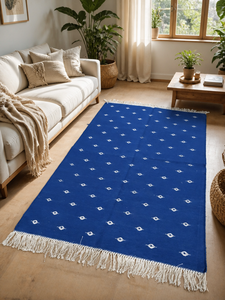 Tapis Dhurrie artisanal en coton bleu, réversible, à motifs géométriques, avec franges à pompons blancs, pour chambre et salon - Product Image 4