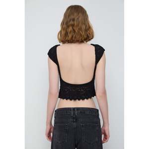 Top Corto de Encaje sin Espalda con Mangas Cortas y Logotipo Frontal, Estilo Casual - Product Image 5