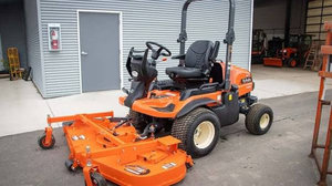 Tondeuse autoportée industrielle haute puissance F2690 avec châssis en aluminium 190cc 1600W et bac de ramassage de 300L - Product Image 2