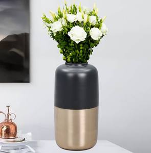Vase à fleurs moderne fait main en fer noir plaqué or avec pièce décorative pour les intérieurs du salon et de la chambre - Product Image 3