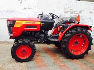 Tractor Agrícola Compacto Mahindra 215 4WD con Transmisión de Engranajes para Uso Agrícola con Motor Diésel - Product Image 3