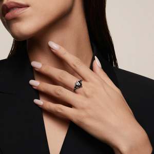 นาฬิกาข้อมือรูปโลงศพลายใยแมงมุมสีดำสไตล์โกธิค Jeulia - Product Image 4