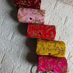 Caja de brazalete bordado de seda para mujer, caja organizadora de almacenamiento de joyas, regalo de devolución de obsequios de boda para invitados, regalo de fiesta de gatito - Product Image 1