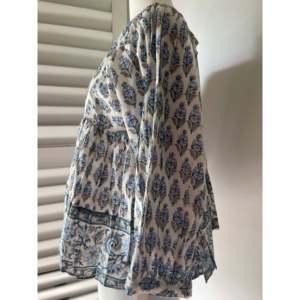 Blusa Bohemia para Mujer con Cuello con Volantes, Estampado a Bloques, Cuerpo Cuadrado - Popelina Tejida Color Verde Azulado, Corte Holgado, Talla XL, para Fiesta, Temporada de Otoño - Product Image 4