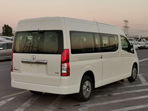 Hiace Van 2022 con Volante a la Izquierda, Caja de Cambios Automática, Motor de 4.5L, Emisión Euro IV, Asientos de Cuero, Interior Oscuro, Techo Solar Panorámico - Product Image 4