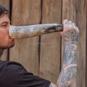 Cuerno de beber pulido estilo artesanal hecho a mano para entusiastas de la cerveza y el hidromiel Producto de artesanía natural - Product Image 2