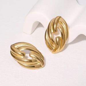 Boucles d'oreilles en acier inoxydable simples de la meilleure qualité Bijoux Design confortable pour le collège et l'usage quotidien disponibles à la vente - Product Image 1