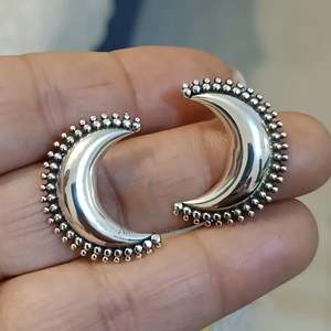 Pendientes de Luna Creciente Celestial Hechos a Mano en Oro de 14K, Elegantes Joyas de Plata de Ley 925, Regalo Elegante para Ella - Media Luna - Product Image 5