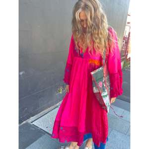 <span class=keywords><strong>FOLKLORE</strong></span> 41 - Elegante Abito in Seta da Donna, Stile Quotidiano Traspirante con Fessure, Vita Elastica, Lunghezza al Ginocchio, S/M/L, Collo a O, Motivo Rose Bandhani - Product Image 4