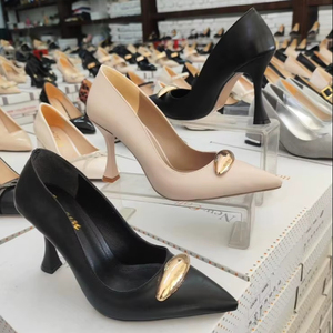 Zapatos de Tacón de Aguja Clásicos de 9 cm para Mujer, Punta Puntiaguda, Decoración de Diamantes de Imitación, CUERO PATENTADO BURGUNDIA, 36-40, Hechos en Turquía - Product Image 1