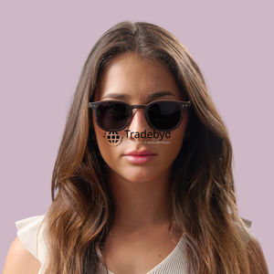 Tradebyd Lunettes de soleil en bois rayées faites à la main pour les jeunes en extérieur-Lunettes légères pour les voyages - Product Image 2