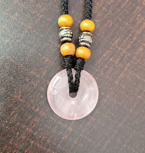 Collier pendentif artisanal en pierre précieuse naturelle et cristal - Product Image 4
