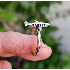 Bague signet géométrique minimaliste en forme d'avion, faite à la main en argent sterling, bijou d'aviation, cadeau de voyage unique pour elle - Product Image 3