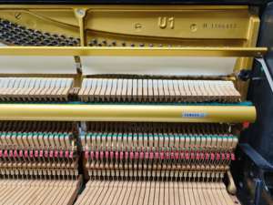 Piano Vertical Acústico Yamaha U1H de Lujo Profesional en Oferta, Usado en Buen Estado con Buenos Precios, 88 Teclas, 1506413 - Product Image 2