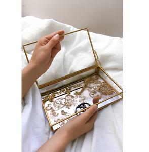 Joyero de cristal de color dorado de lujo contemporáneo, escaparate de patrón cuadrado para organizar joyería fina en interiores de boutique - Product Image 5