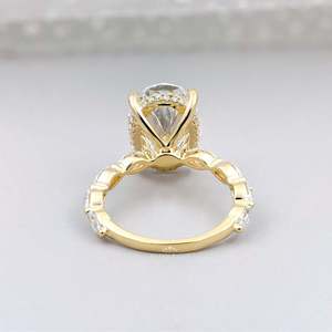 Anillo de compromiso con diamante de corte ovalado y halo oculto con piedras laterales marquise - Product Image 4