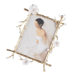 กรอบรูปทำมือสวยงามสำหรับตั้งโต๊ะ มีหลายสีและผลิตจากอะลูมิเนียมหล่อ - Product Image 4