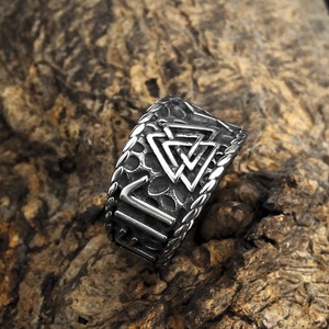 yunnique Bague Rétro Viking Triangle Rune pour Homme en Acier Titane, Anneaux de Mode en Acier Inoxydable Antirouille, Vente en Gros - Product Image 4