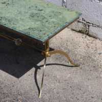 Table basse de salon en marbre vert et laiton moderne français, écologique, style années 1950