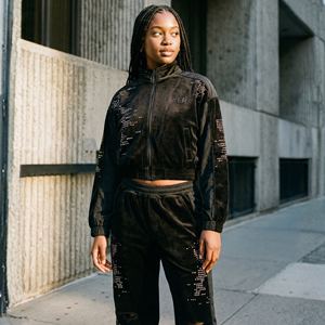 Conjunto Deportivo de Mujer con Capucha, Chaqueta Larga y Pantalones de Terciopelo con Estampado, Parches de Nailon y Pedrería, Ropa Urbana Personalizada - Product Image 5