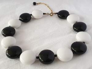 Collar de piedra de resina único para regalos y fiestas - Product Image 1