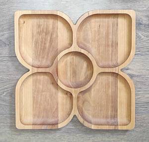 Heartwood-Bandeja para servir de madera orgánica hecha a mano, plato para aperitivos en forma de corazón de 4 compartimentos con diseño de trébol - Product Image 3