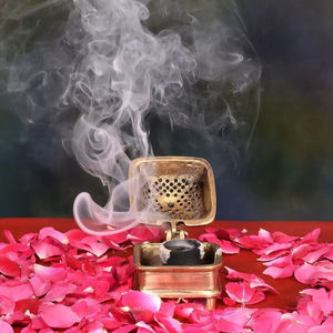 Quemador de Incienso de Latón con Diseño Floral, Creado para Temas de Decoración Elegantes con Tallados Delicados y Acabado Premium - Product Image 1