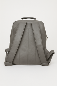 Mochila de Cuero Voyager Atemporal, Fabricación Artesanal Vintage Cruda de Divine International - Product Image 3