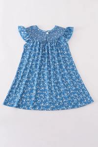 Vestido ahumado con estampado floral azul Traje elegante de verano para niñas con mangas con volantes y tela de algodón suave y ligera - Product Image 5