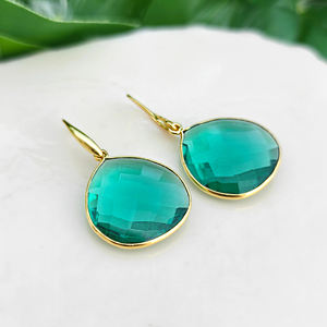 Boucles d'oreilles pendantes hypoallergéniques en apatite quartz taille checker, laiton massif plaqué or 18 carats, serties en forme de cœur - Product Image 6