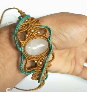 Pulsera de macramé de cuarzo rosa de 8mm con hallazgos de latón de media luna Material de carcasa chapada en 18K Joyería de moda de Feliz Año Nuevo - Product Image 5