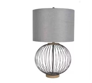 Lampe de table contemporaine en métal pour la décoration du salon et de la chambre à coucher éclairage minimal et élégant - Product Image 1