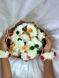 Fleur artificielle en forme de rose, accessoire pour cheveux Gajra, chignon floral, élastiques à cheveux, fleurs pour cheveux, Sangeet, Haldi, Mehndi, cadeaux de mariage - Product Image 6