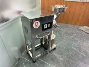 Pulverizador comercial de acero inoxidable de 3750W 5HP Capacidad de 35 kg/h, Motor trifásico para granos, especias y legumbres - Product Image 3