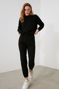 Conjunto de chándal de punto de otoño e invierno para mujer, suéter de flores bordadas informales con pantalones holgados, traje negro de dos piezas - Product Image 3