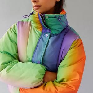 Venta al por mayor de chaqueta de invierno gruesa profesional de las mujeres de color del arco iris personalizado impreso Stand Bubble Puffer Golden Zip-up largo recubierto - Product Image 2