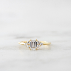 Anillo de Compromiso de Oro Sólido de 14K con Diamante Cultivado en Laboratorio con Corte Esmeralda, Anillo de Boda Único con Esmeralda Blanca, Joyería Fina para Fiestas y Eventos Especiales - Product Image 1