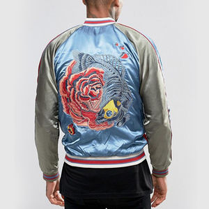 Chaqueta universitaria de satén ajustada por encargo para hombre, chaqueta de poliéster impermeable de estilo callejero con bordado alto - Product Image 3