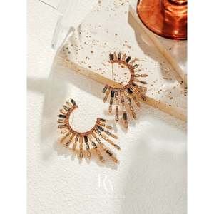 Orecchini a perno massicci placcati oro 14K con design astratto geometrico a raggi di sole color champagne, eleganti e alla moda - Product Image 4